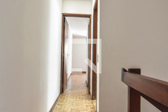 Corredor Superior  de casa para alugar com 3 quartos, 150m² em Jardim Aeroporto, São Paulo