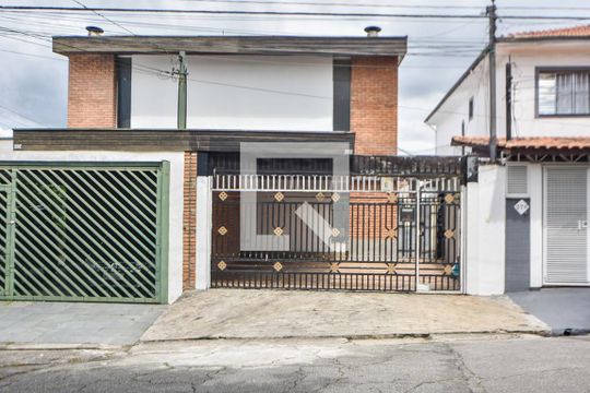 Fachada  de casa para alugar com 3 quartos, 150m² em Jardim Aeroporto, São Paulo