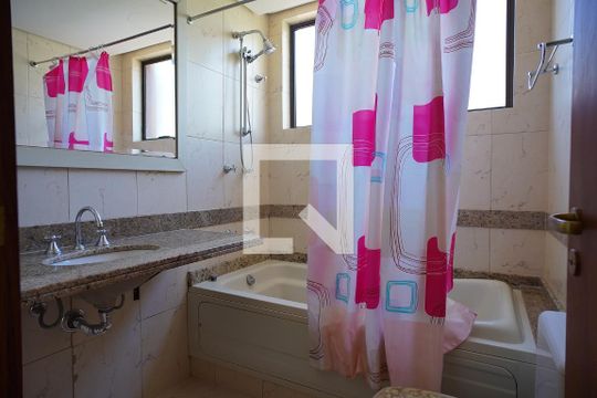 Banheiro Suíte  de apartamento à venda com 3 quartos, 102m² em Petrópolis, Porto Alegre