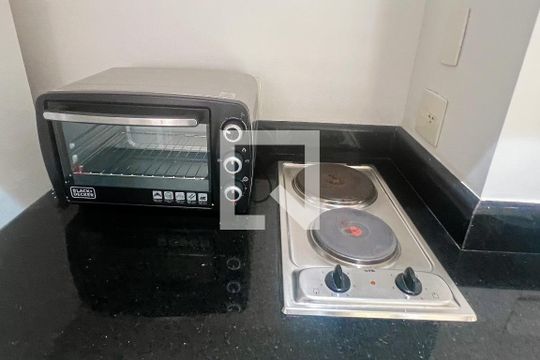 Cozinha de apartamento para alugar com 1 quarto, 60m² em Jardim Europa, São Paulo