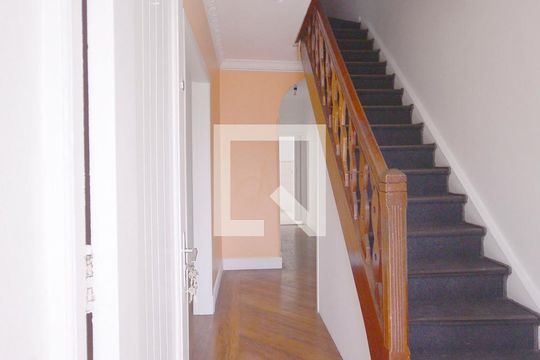 Entrada de casa para alugar com 3 quartos, 140m² em Aclimação, São Paulo