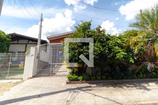 Fachada de casa à venda com 2 quartos, 137m² em Parque São Quirino, Campinas