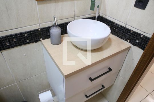Banheiro de apartamento para alugar com 1 quarto, 60m² em Canto do Forte, Praia Grande