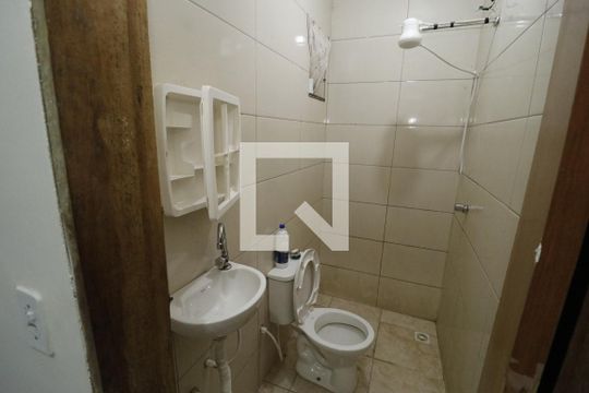 Banheiro 1 de apartamento para alugar com 2 quartos, 30m² em Samambaia Norte (samambaia), Brasília