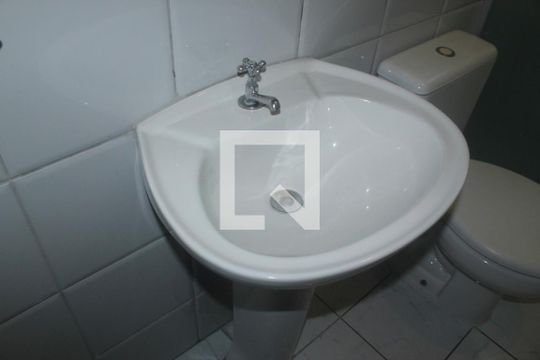Banheiro de casa para alugar com 1 quarto, 40m² em Jardim Guarapiranga, São Paulo