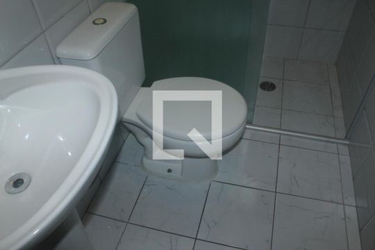 Banheiro de casa para alugar com 1 quarto, 40m² em Jardim Guarapiranga, São Paulo