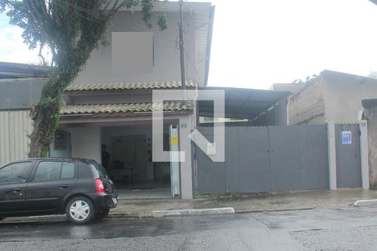 Fachada de casa para alugar com 1 quarto, 40m² em Jardim Guarapiranga, São Paulo