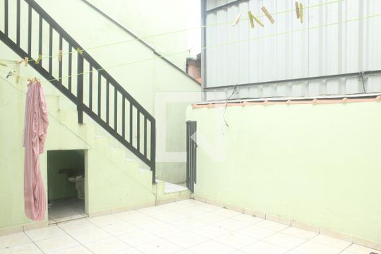 Quintal de casa para alugar com 1 quarto, 40m² em Jardim Guarapiranga, São Paulo
