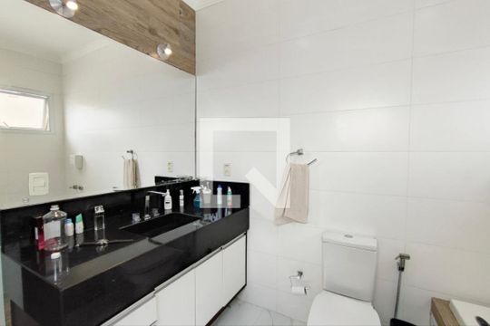 Banheiro suíte 2 de casa à venda com 4 quartos, 226m² em Residencial Parque da Fazenda, Campinas