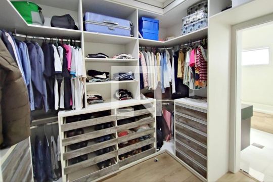 Closet da suíte 2 de casa à venda com 4 quartos, 226m² em Residencial Parque da Fazenda, Campinas