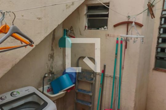 Lavanderia de casa à venda com 4 quartos, 120m² em Jardim Rizzo, São Paulo