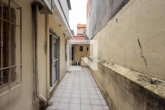 Corredor de kitnet/studio para alugar com 1 quarto, 22m² em Cidade São Mateus, São Paulo