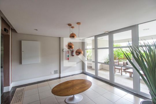 Hall de entrada de apartamento para alugar com 1 quarto, 50m² em Empresarial 18 do Forte, Barueri