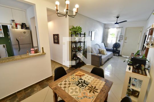 Sala de casa de condomínio para alugar com 2 quartos, 81m² em Chácara Primavera, Campinas