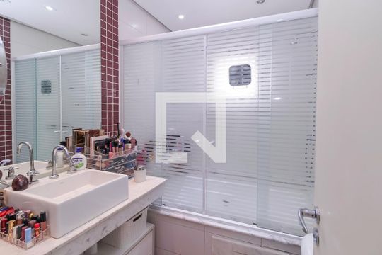 Banheiro da Suíte de casa de condomínio à venda com 3 quartos, 205m² em Jardim Avelino, São Paulo