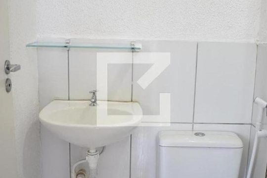 Banheiro de apartamento para alugar com 2 quartos, 45m² em Guaratiba, Rio de Janeiro