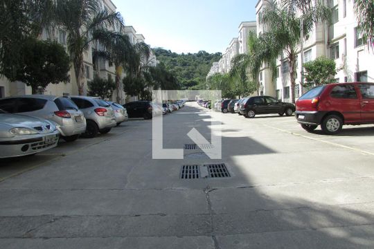 Garagem de apartamento para alugar com 2 quartos, 45m² em Guaratiba, Rio de Janeiro