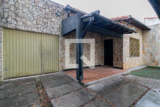 Fachada de casa à venda com 4 quartos, 312m² em Vila Dalila, São Paulo