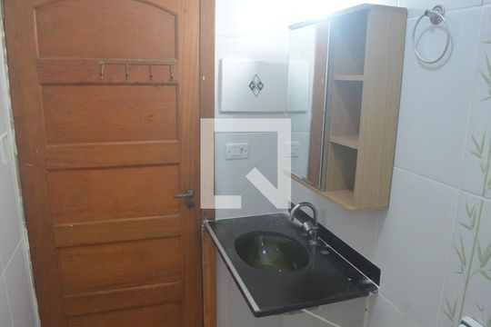 Banheiro de apartamento para alugar com 2 quartos, 63m² em Itararé, São Vicente
