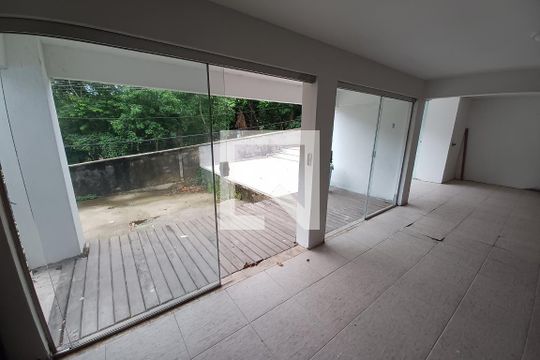 Área no térreo de casa à venda com 3 quartos, 550m² em Itaipu, Niterói