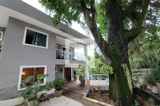 Casa à venda com 3 quartos, 550m² em Itaipu, Niterói