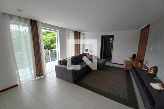 Sala de TV de casa à venda com 3 quartos, 550m² em Itaipu, Niterói