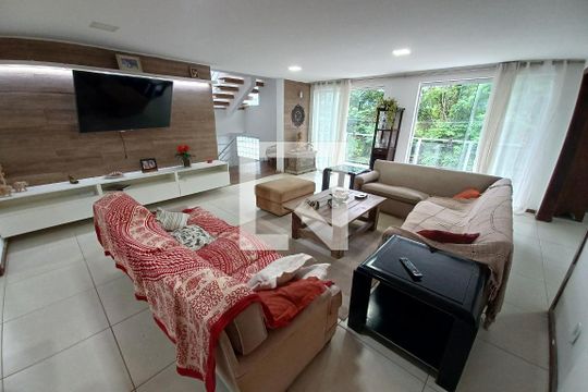 Sala de casa à venda com 3 quartos, 550m² em Itaipu, Niterói