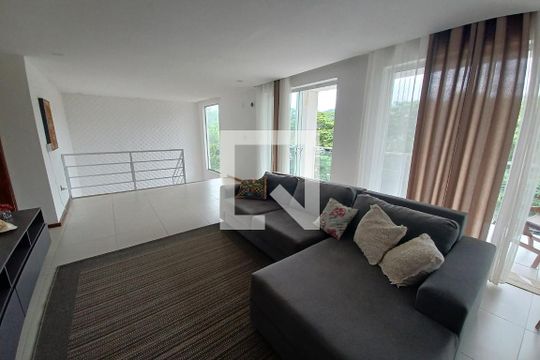 Sala de TV de casa à venda com 3 quartos, 550m² em Itaipu, Niterói
