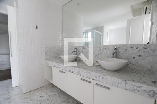 Banheiro da Suíte 1 de casa de condomínio à venda com 4 quartos, 470m² em Barra da Tijuca, Rio de Janeiro