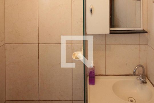 Banheiro de kitnet/studio para alugar com 1 quarto, 20m² em Cidade São Mateus, São Paulo