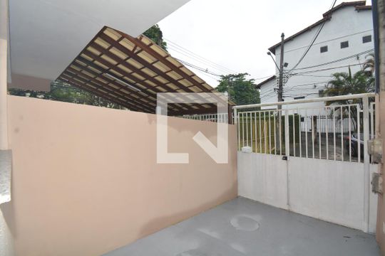 Garagem de casa para alugar com 2 quartos, 80m² em Jardim Sulacap, Rio de Janeiro