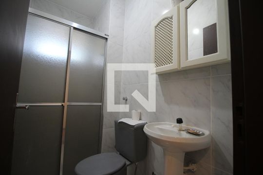 Banheiro de apartamento à venda com 2 quartos, 60m² em Jardim Itu, Porto Alegre