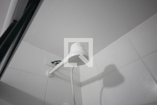 Banheiro de kitnet/studio para alugar com 1 quarto, 24m² em Sé, São Paulo