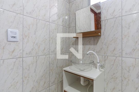 Banheiro de casa para alugar com 1 quarto, 35m² em Vila Menk, Osasco