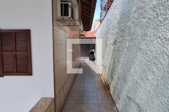 Quintal de casa para alugar com 3 quartos, 100m² em Centro, Duque de Caxias