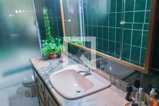 Banheiro de casa para alugar com 3 quartos, 225m² em Jardim Bonfiglioli, São Paulo