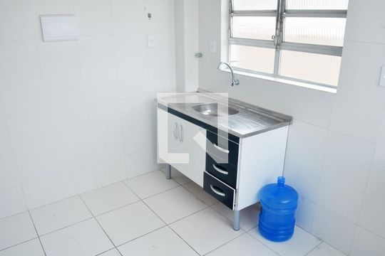 Cozinha de apartamento para alugar com 1 quarto, 40m² em Parque Bitaru, São Vicente