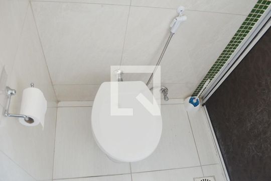 Banheiro de apartamento para alugar com 1 quarto, 40m² em Parque Bitaru, São Vicente