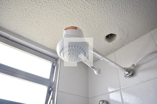 Chuveiro de apartamento para alugar com 2 quartos, 70m² em Senador Vasconcelos, Rio de Janeiro