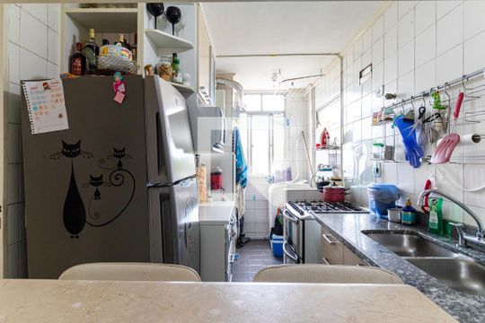 Cozinha de apartamento para alugar com 2 quartos, 58m² em Jardim Sabara, São Paulo