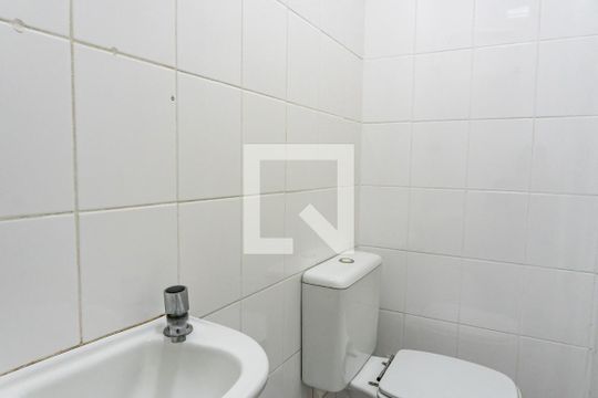 Banheiro de serviço de casa de condomínio para alugar com 3 quartos, 106m² em Vila do Encontro, São Paulo