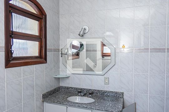Banheiro suite de casa à venda com 3 quartos, 170m² em Vila Francos, São Paulo