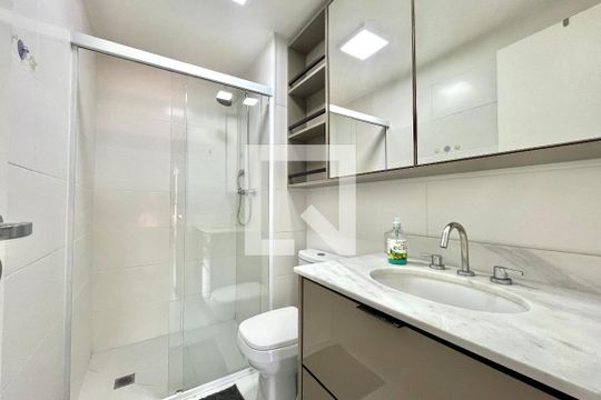 Banheiro de kitnet/studio para alugar com 1 quarto, 24m² em Mirandópolis, São Paulo