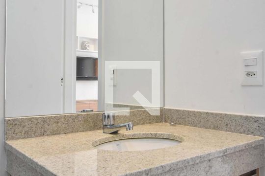 Banheiro  de apartamento para alugar com 1 quarto, 43m² em Campo Belo, São Paulo