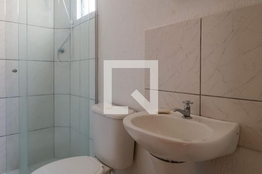 Banheiro de apartamento à venda com 2 quartos, 38m² em Vila Nova, Porto Alegre