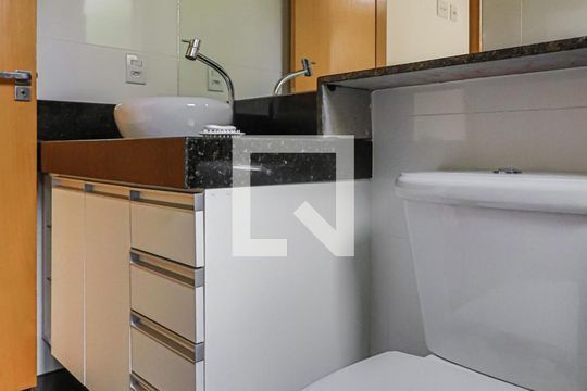 Banheiro do Quarto 1 Suíte  de apartamento para alugar com 2 quartos, 63m² em Santo Antônio, Belo Horizonte