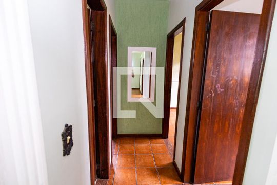 Corredor Quartos e banheiro social de casa de condomínio para alugar com 3 quartos, 78m² em Santa Mônica, Belo Horizonte