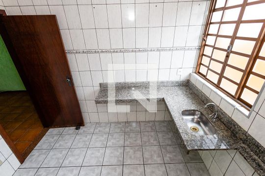 Cozinha de casa de condomínio para alugar com 3 quartos, 78m² em Santa Mônica, Belo Horizonte