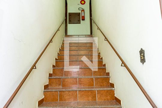 Escada de acesso à casa de casa de condomínio para alugar com 3 quartos, 78m² em Santa Mônica, Belo Horizonte