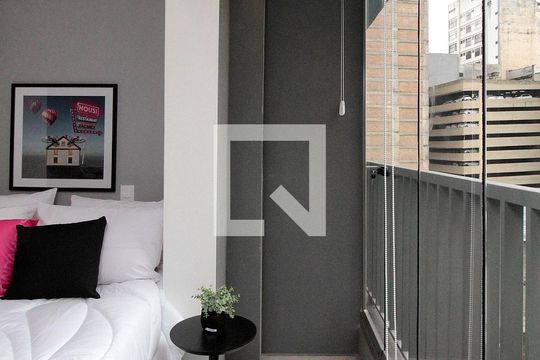 Varanda de kitnet/studio para alugar com 0 quarto, 21m² em República, São Paulo